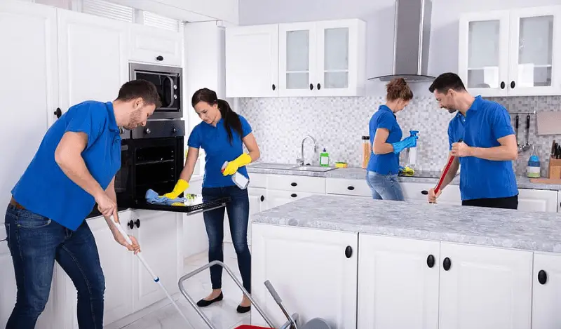 Equipo profesional de limpieza realizando servicios de limpieza en una vivienda turistica en el puerto de santa maria